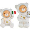 Orsetti astronauti in resina con LED, bandiera italiana e luna; altezza max 12,5 cm. Modello ASTRONAUTA LED RESINA 4 ASS.