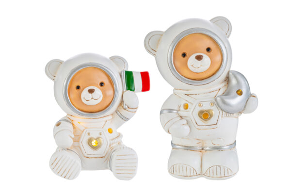 Orsetti astronauti in resina con LED, bandiera italiana e luna; altezza max 12,5 cm. Modello ASTRONAUTA LED RESINA 4 ASS.
