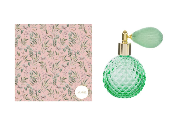 Portaprofumo spray ricaricabile verde 100ml con pompetta dorata, design a rilievo, e astuccio decorato floreale rosa.