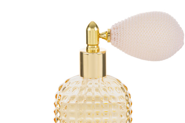 Portaprofumo spray ricaricabile 30ml, design ambra con spruzzatore dorato e pompetta bianca, dimensioni 5x3x9cm con astuccio.