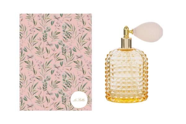 Portaprofumo spray ricaricabile ambra 100ml con design elegante, misure 6,5x4x12cm, fornito in astuccio decorato.