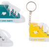 Portachiavi a forma di sneaker in tela, colori assortiti, con scritta "I LOVE PARTY", 7,5x3,5xh.3,5 cm.