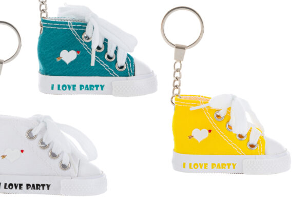 Portachiavi a forma di sneaker in tela, colori assortiti, con scritta "I LOVE PARTY", 7,5x3,5xh.3,5 cm.