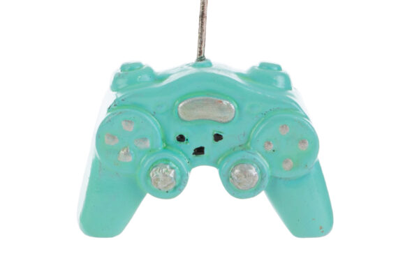 Joystick decorativo in resina color turchese, dimensioni 5,5×2,5×h.9 cm, con cordino per appenderlo.