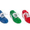 Salvadanaio a forma di scarpette da calcio in resina, assortite nei colori blu, verde e rosso.