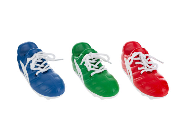 Salvadanaio a forma di scarpette da calcio in resina, assortite nei colori blu, verde e rosso.
