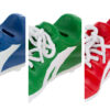 Salvadanaio a forma di scarpetta da calcio in resina, disponibile nei colori blu, verde e rosso.