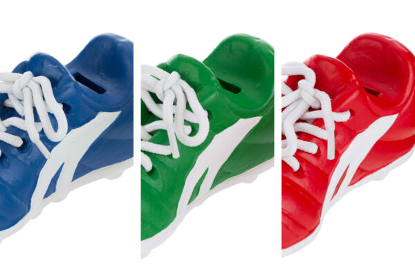Salvadanaio a forma di scarpetta da calcio in resina, disponibile nei colori blu, verde e rosso.