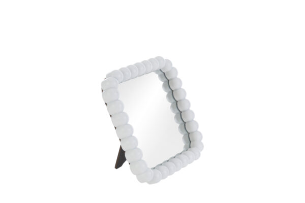 Specchio con cornice in perline di resina bianca, dimensioni 14×2,5×h.14 cm, supporto posteriore da tavolo.
