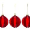 Tre palline di vetro rosso da 10 cm con gancio dorato, ideali per decorare l’albero di Natale.