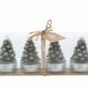 Set di 4 candele natalizie a forma di alberello verde con base in metallo, confezione trasparente.