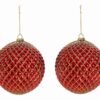 Set di 2 palline natalizie in vetro rosso con decoro dorato, diametro 15 cm, appese con filo oro.