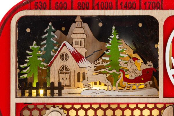 Dettaglio radio natalizia in legno con LED, scena invernale con chiesa, slitta e alberi innevati.