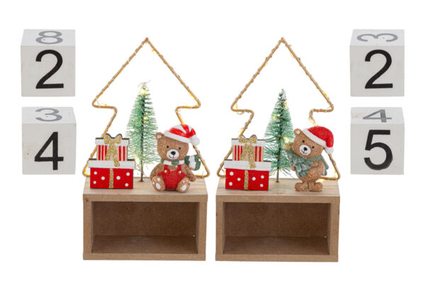 Datario natalizio con orsetto LED, decorazioni regalo e alberelli, blocchi numerici per segnare la data.