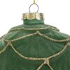 Dettaglio di una pallina di vetro verde decorata con glitter dorati, diametro 10 cm.