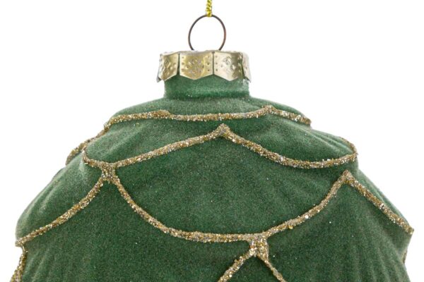 Dettaglio di una pallina di vetro verde decorata con glitter dorati, diametro 10 cm.