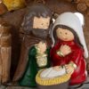 Statuetta Sacra Famiglia in resina, 6,5×6,5 cm, raffigurante Maria, Giuseppe e Gesù Bambino.