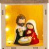 Appendino in resina con Sacra Famiglia illuminata da LED, dimensioni 11x8xh.20 cm.