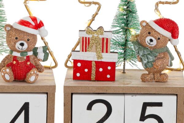 Decorazione natalizia con orsetto LED su base datario, 8,5×4,5x15 cm, due varianti disponibili.