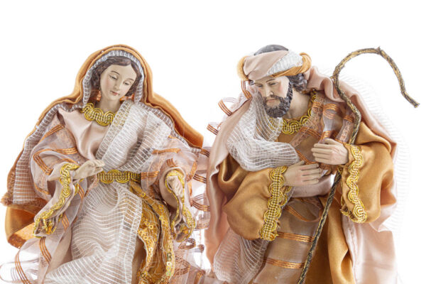 Dettaglio del set Natività in resina vestita oro, figure di Maria e Giuseppe altezza 23 cm.