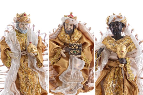 Tre Re Magi in resina vestiti d’oro del set Natività, decorati con dettagli dorati, h 23 cm.