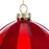 Primo piano di una pallina natalizia rossa in vetro, diametro 10 cm, con gancio dorato.
