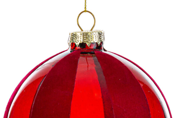 Primo piano di una pallina natalizia rossa in vetro, diametro 10 cm, con gancio dorato.