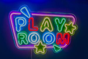 SCRITTA PLAY ROOM LED/USB 40x28CM C/COLOR/BOX