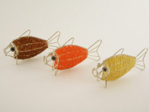 PESCIOLINO METALLO C/PERLINE 3 ASS. 10XH.6 CM *OUTLET*