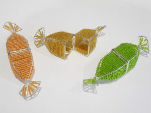 CARAMELLA METALLO C/PERLINE 3 ASS. 3X3XH.12 CM *OUTLET*