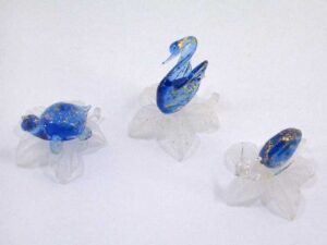 ANIMALI SU FOGLIA IN VETRO BLU 3ASS. 6XH.7 CM