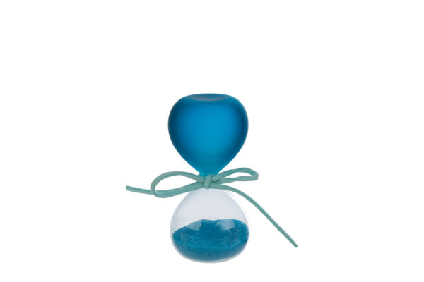 Clessidra in vetro satinato celeste alta 8 cm con sabbia blu e fiocco, confezionata con astuccio.