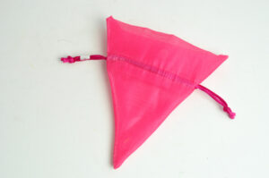 SACCHETTO ORGANZA TRIANG. 13X13,5 CM FUCSIA *OUTLET*