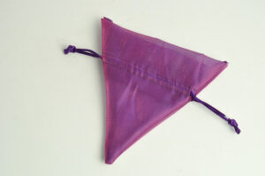 SACCHETTO ORGANZA TRIANG. 13X13,5 CM VIOLA *OUTLET*