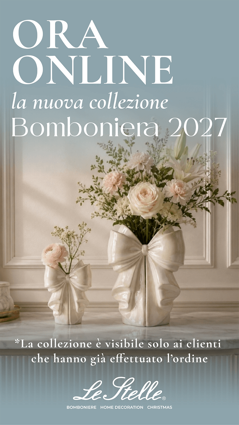 Ora online la nuova collezione Bomboniera 2027 di Le Stelle, visibile solo ai clienti che hanno già effettuato l'ordine. Nell'immagine due vasi in porcellana bianca a forma di fiocco con rose e fiori chiari.